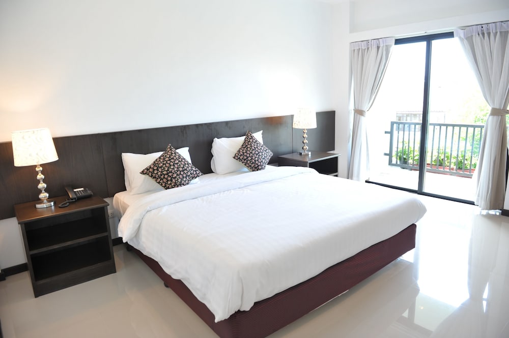 1 BEDROOM, SUITE