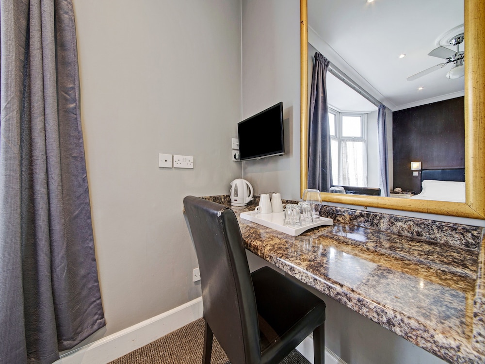 OYO Bostons Manor Hotel, Hanwell London 53/64