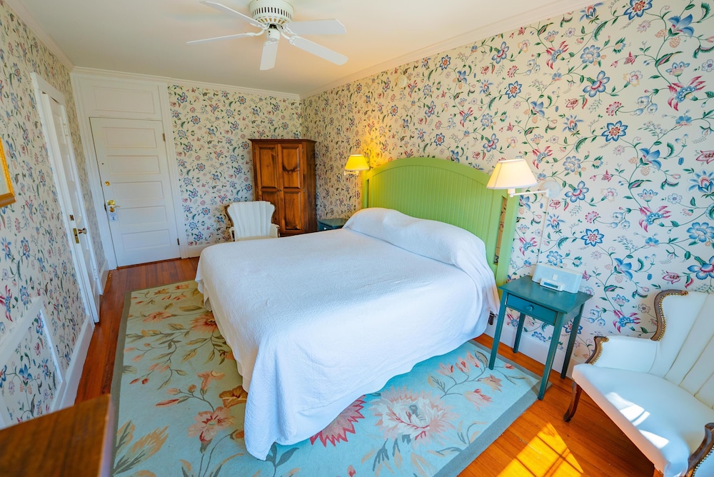 Garden, King Bed، The Colony Hotel 3/9