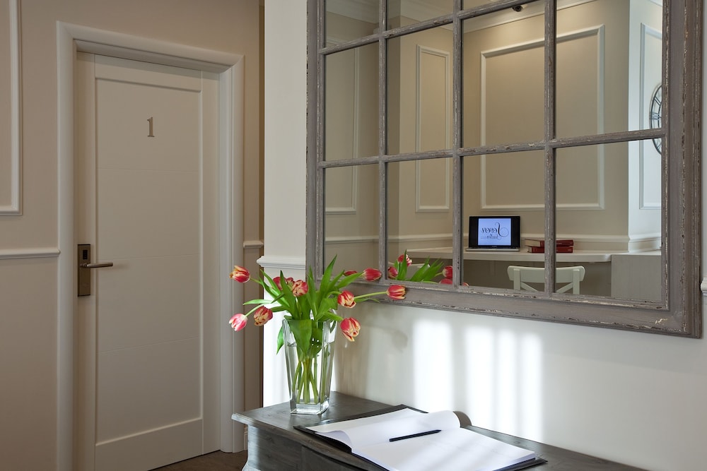 Seven Suites 3/58