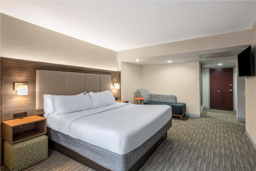 SUITE, KING BED, ACCESSIBLE