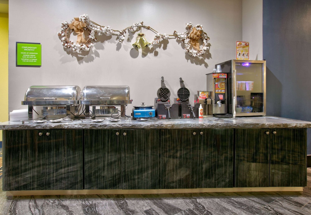 La Quinta Inn and Suites by Wyndham Lubbock Southwest 14/63