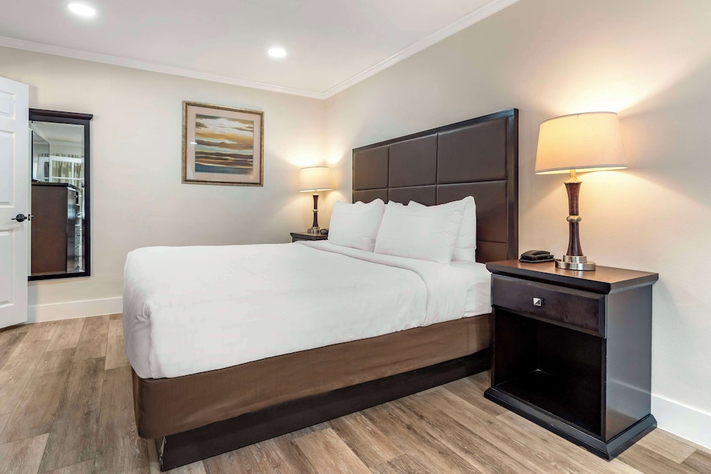 STANDARD, QUEEN BED