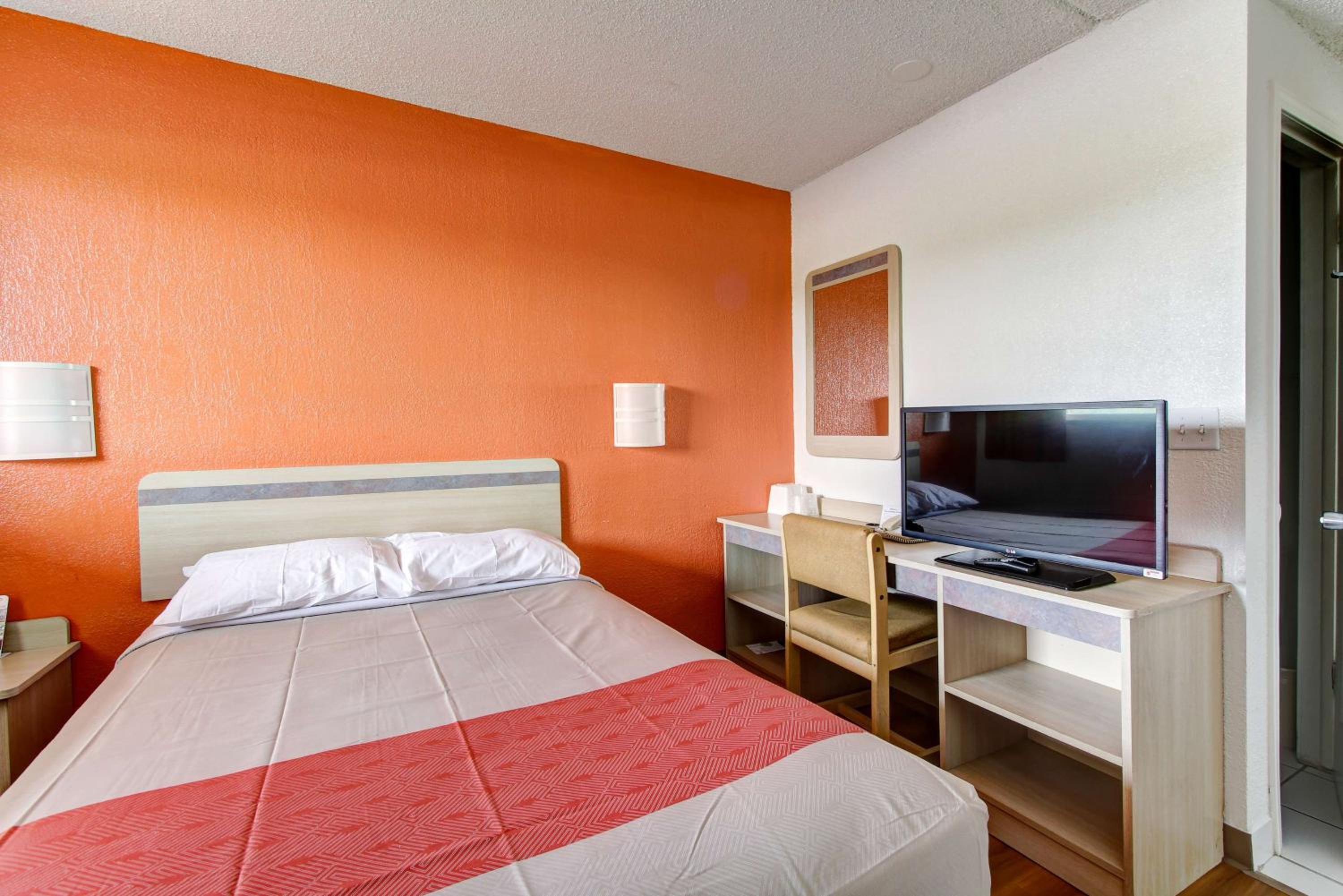 1 Full Bed - Smoking