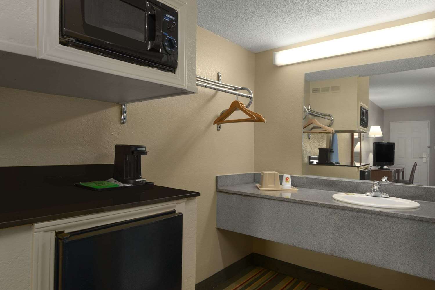 Super 8 by Wyndham Meridian 25/25