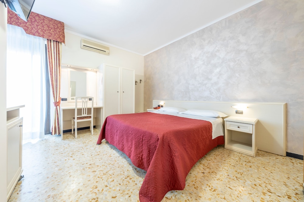 Gold Hotel 9/50