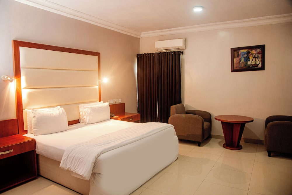 Denis Hotel 26/64