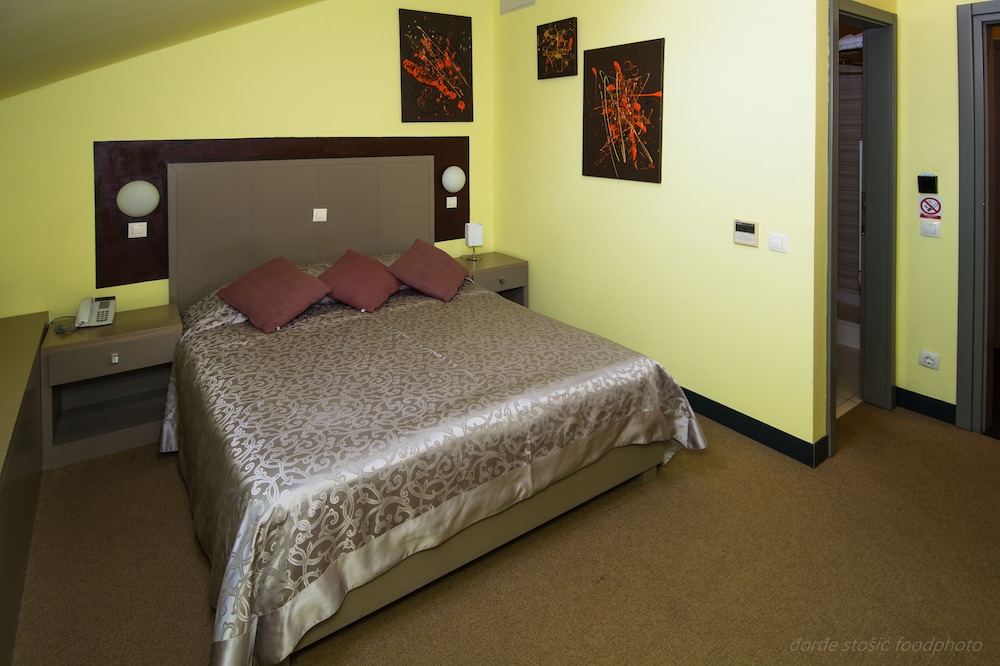 Hotel Amfiteatar 18/63