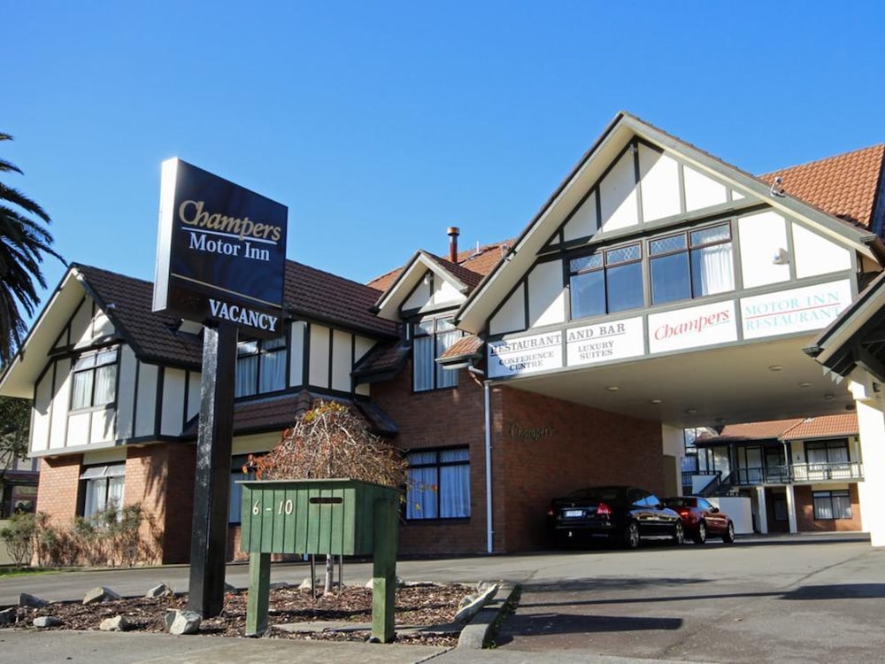 Champers Motor Inn 6/61