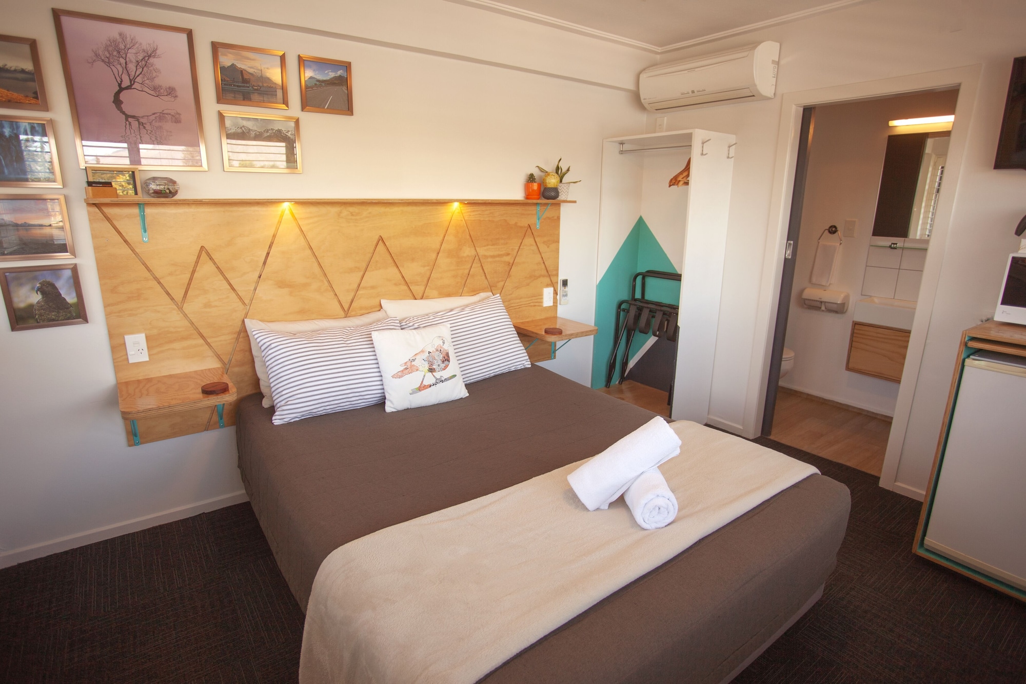 DELUXE, QUEEN BED