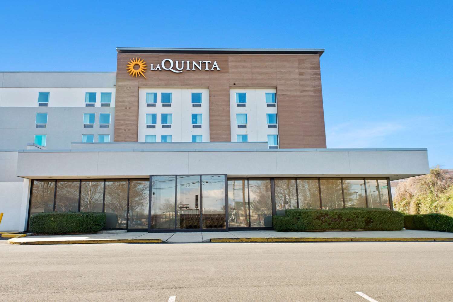 La Quinta Inn & Suites by Wyndham DC Metro Capital Beltway 2/55