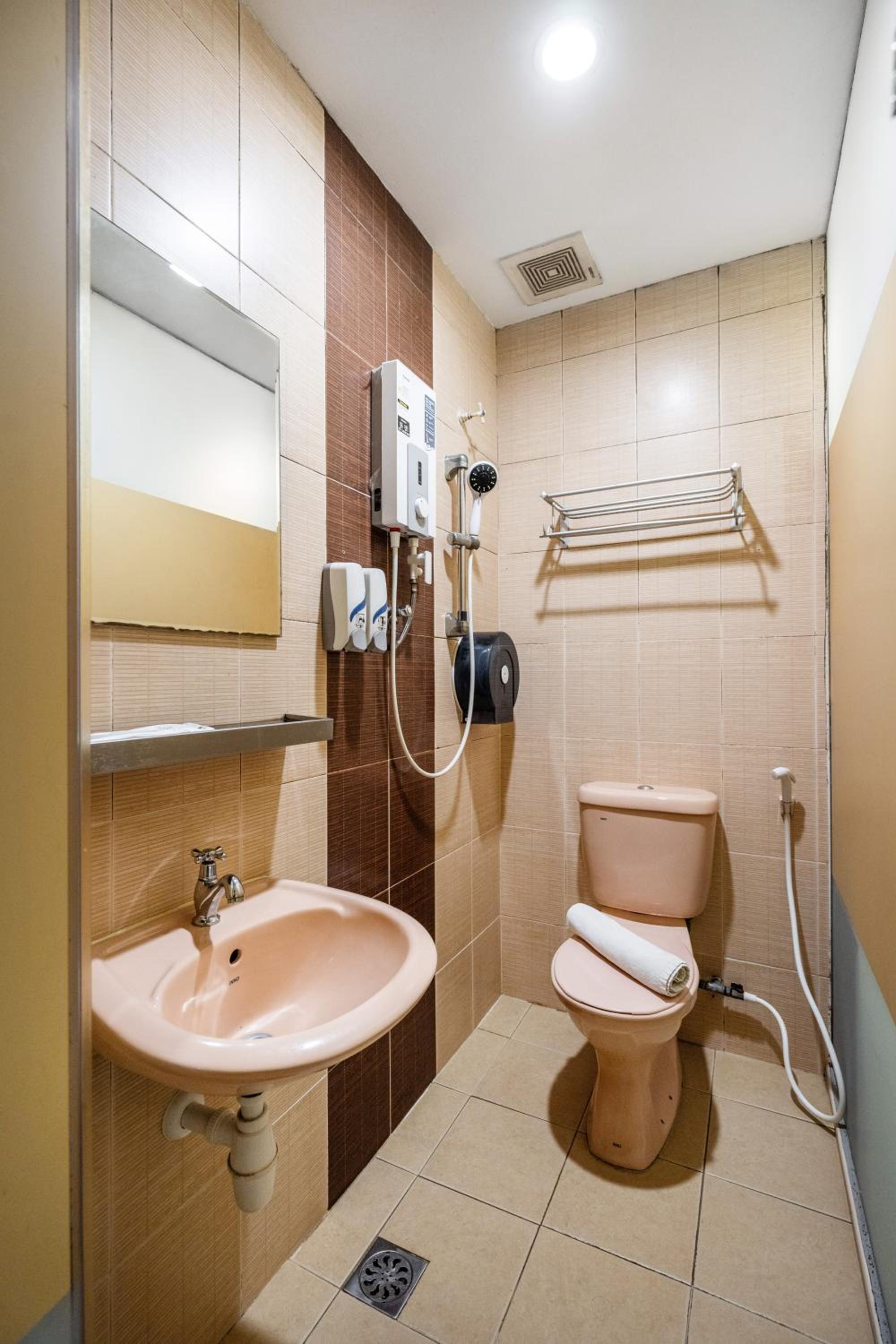 Lavender Inn Permas Jaya 65/68