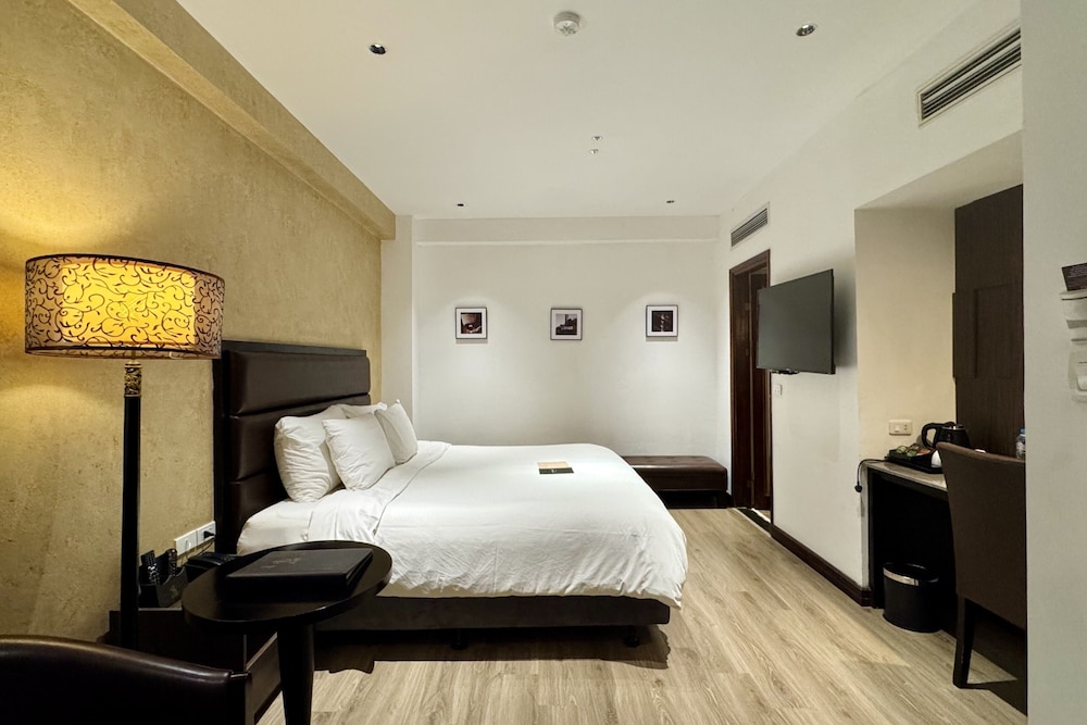 DELUXE, DOUBLE OR TWIN BED