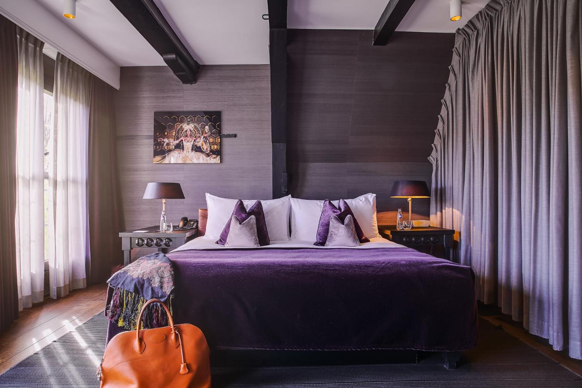 EXECUTIVE, SUITE