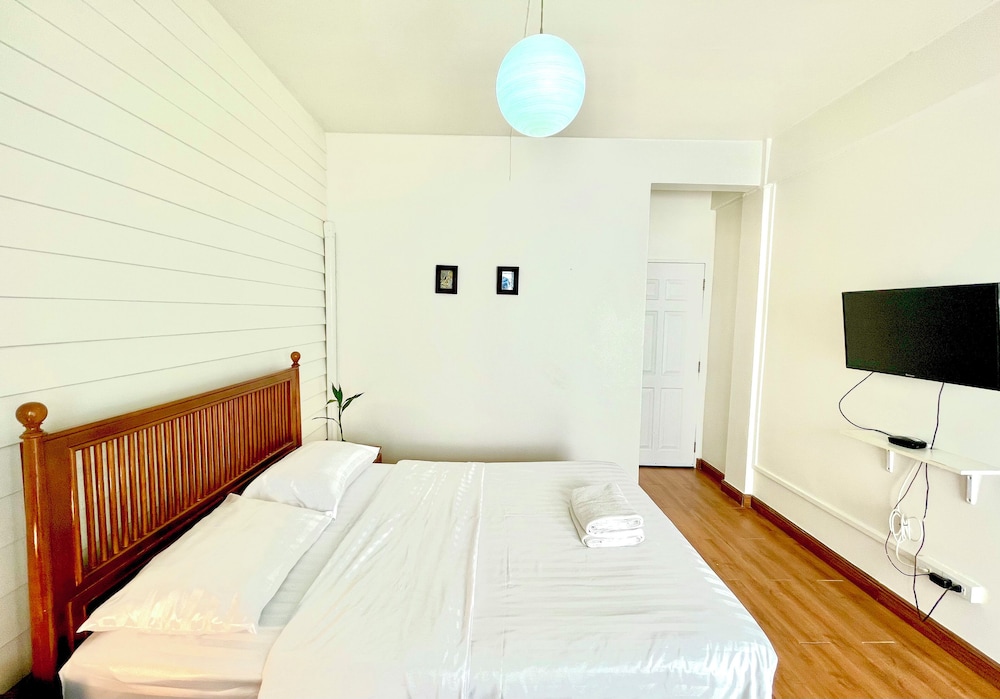 SUPERIOR, SHARED BATHROOM