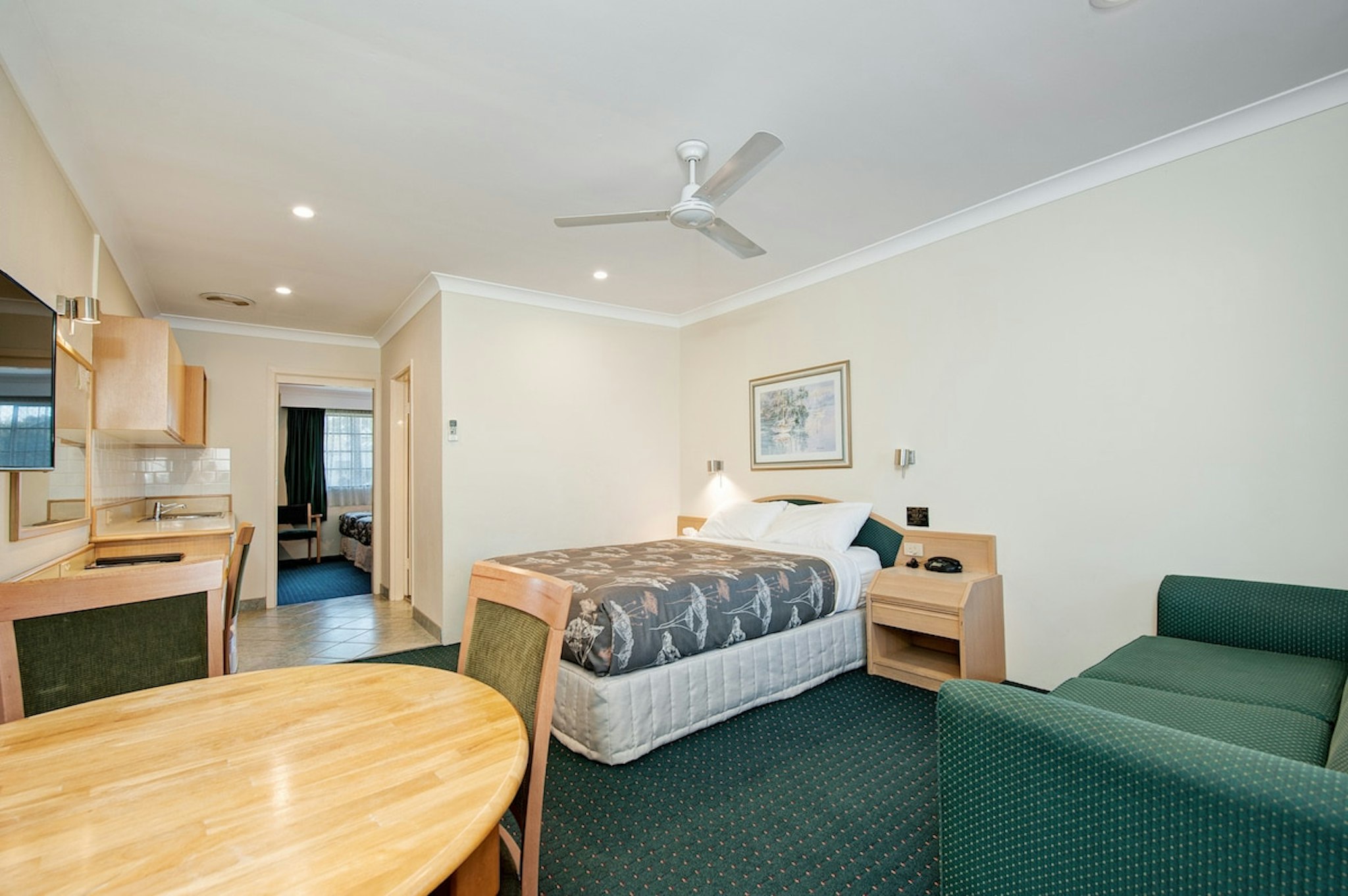 Colonial Terrace Motor Inn 25/29