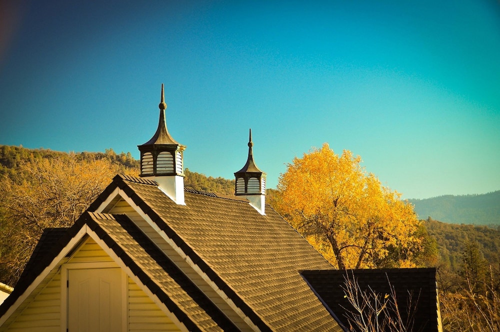 Hounds Tooth Inn 46/50