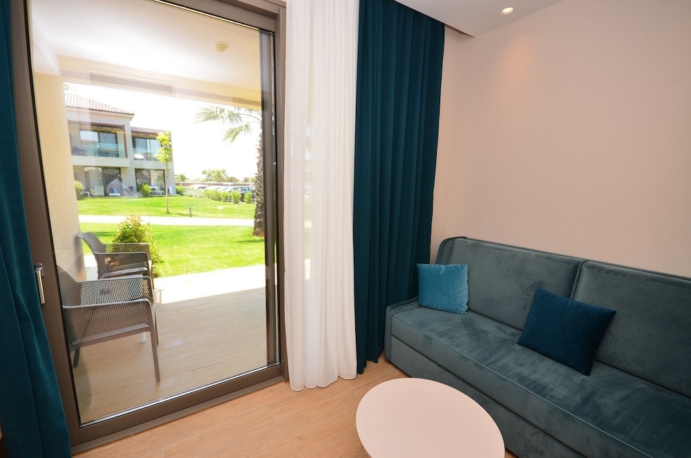 Almyros Beach Resort & SPA 14/23