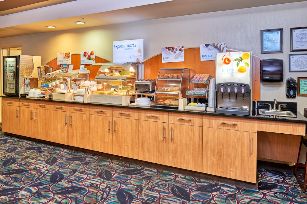 Holiday Inn Express Hotel and Suites El Paso Airport Area 52/64