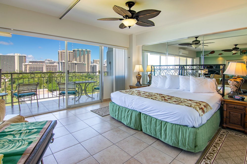 Waikiki Shore by OUTRIGGER 44/81