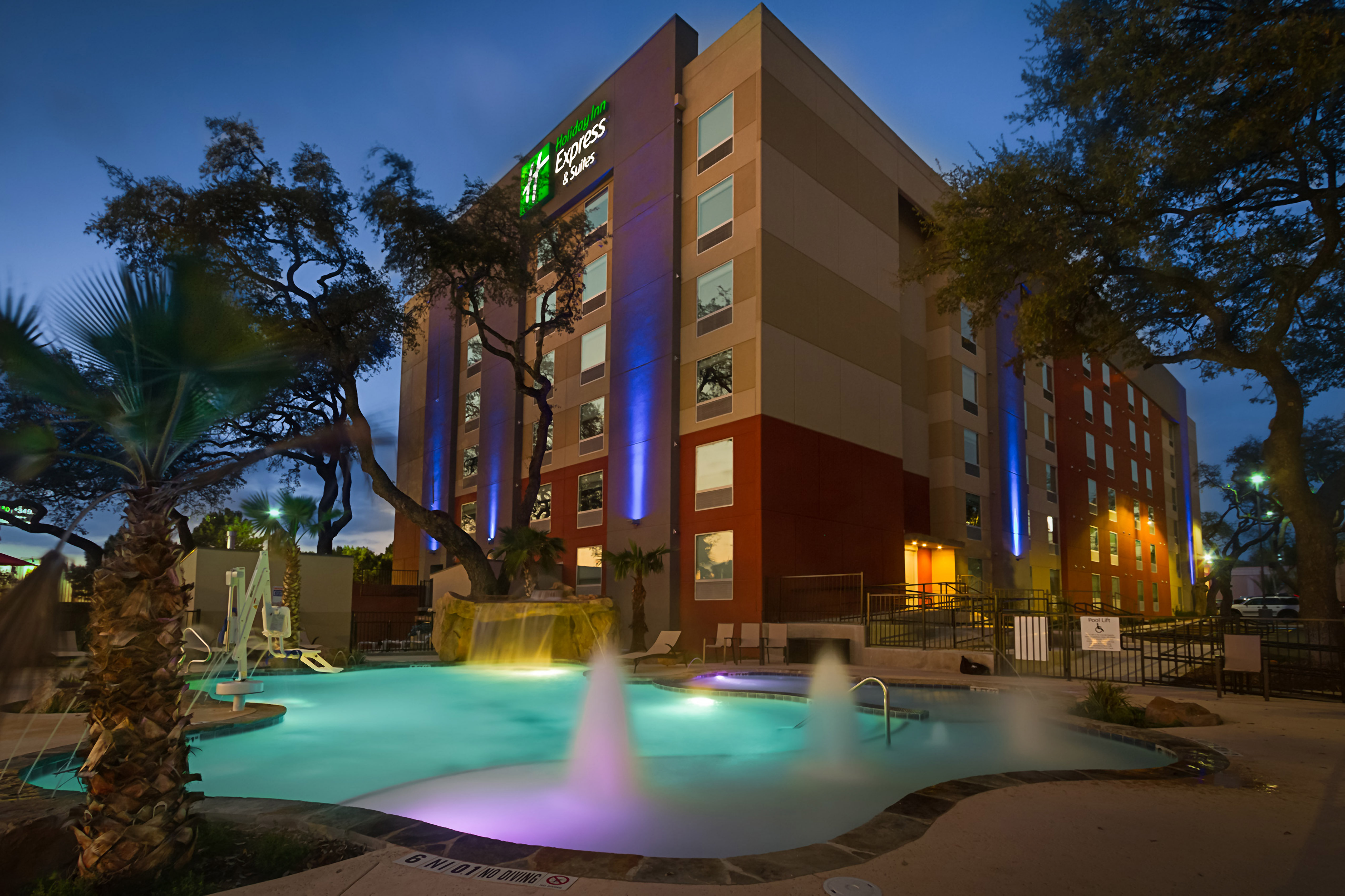 Holiday Inn Express & Suites San Antonio Medical-Six Flags 5/74