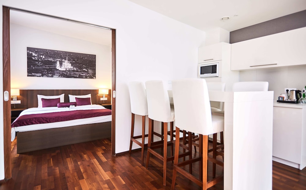 12 Revay Hotel 36/62
