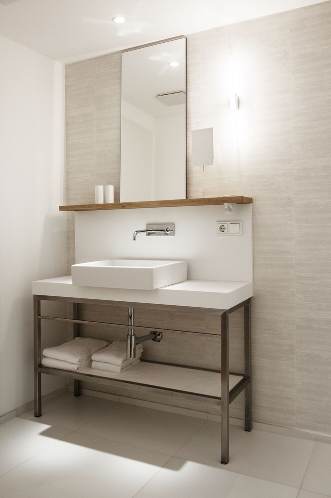 V Hotel 40/43