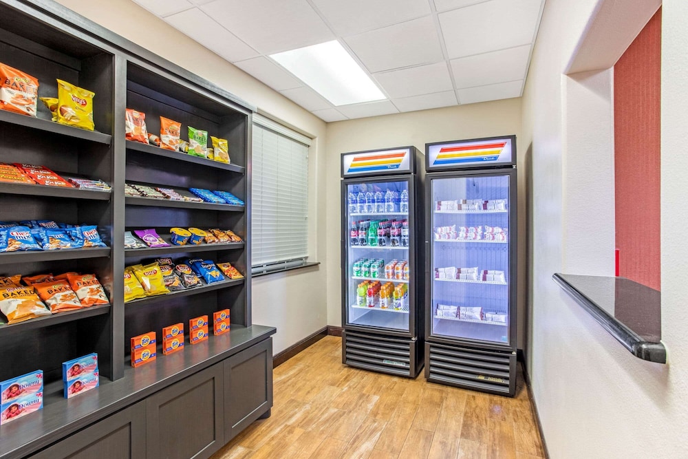 La Quinta Inn & Suites by Wyndham Ennis 25/50