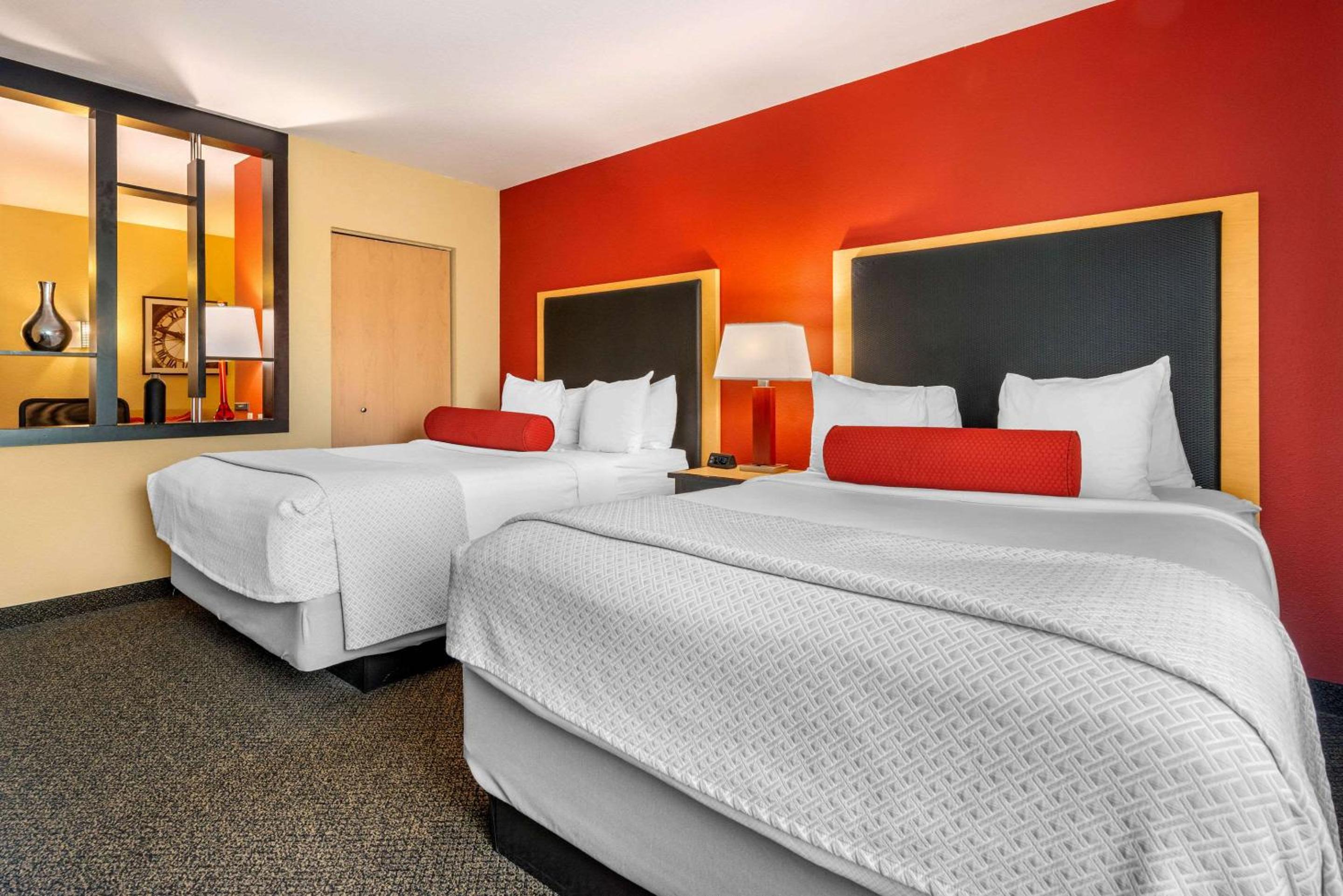 جناح بسريرين كوين مع أريكة، Cambria Hotel Ft Lauderdale Airport South Cruise Port 3/10