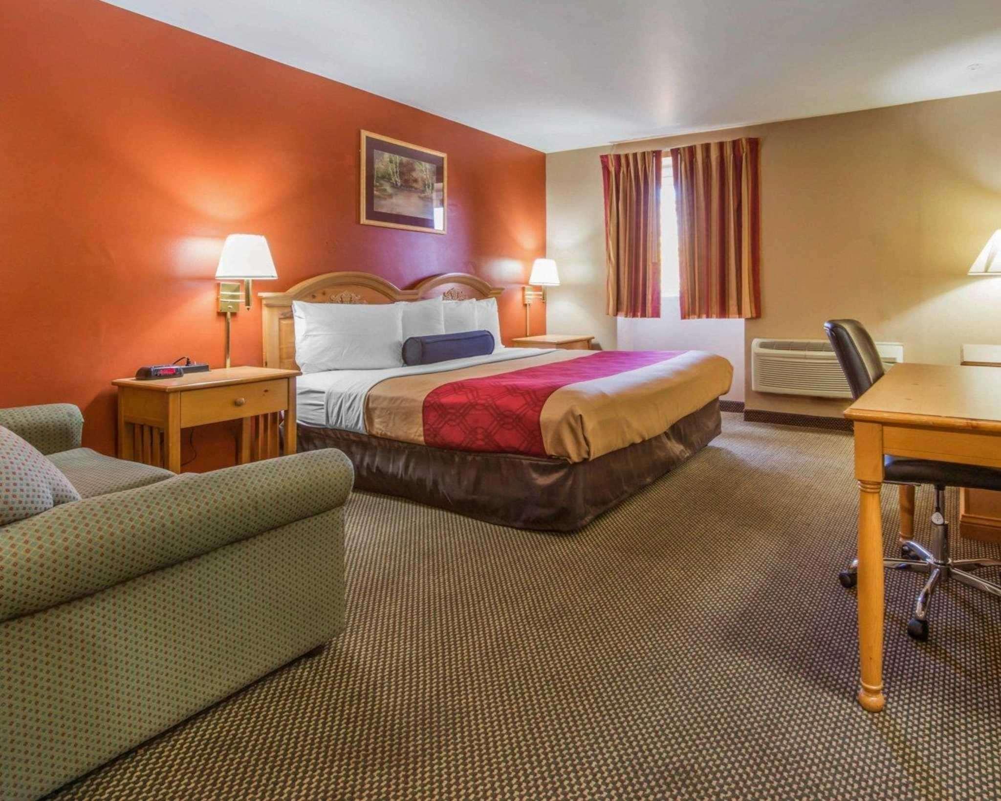 Room, King Bed, Accessible, Econo Lodge Hermitage South 1/1