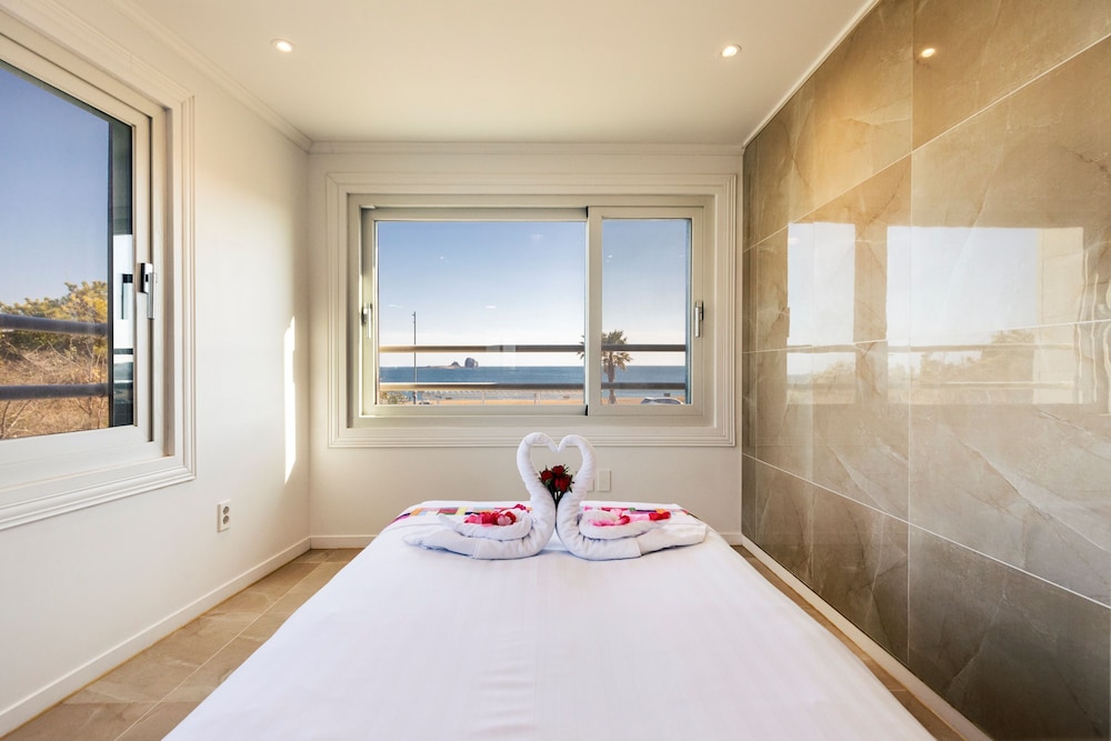 Sun And Moon Resort 13/100