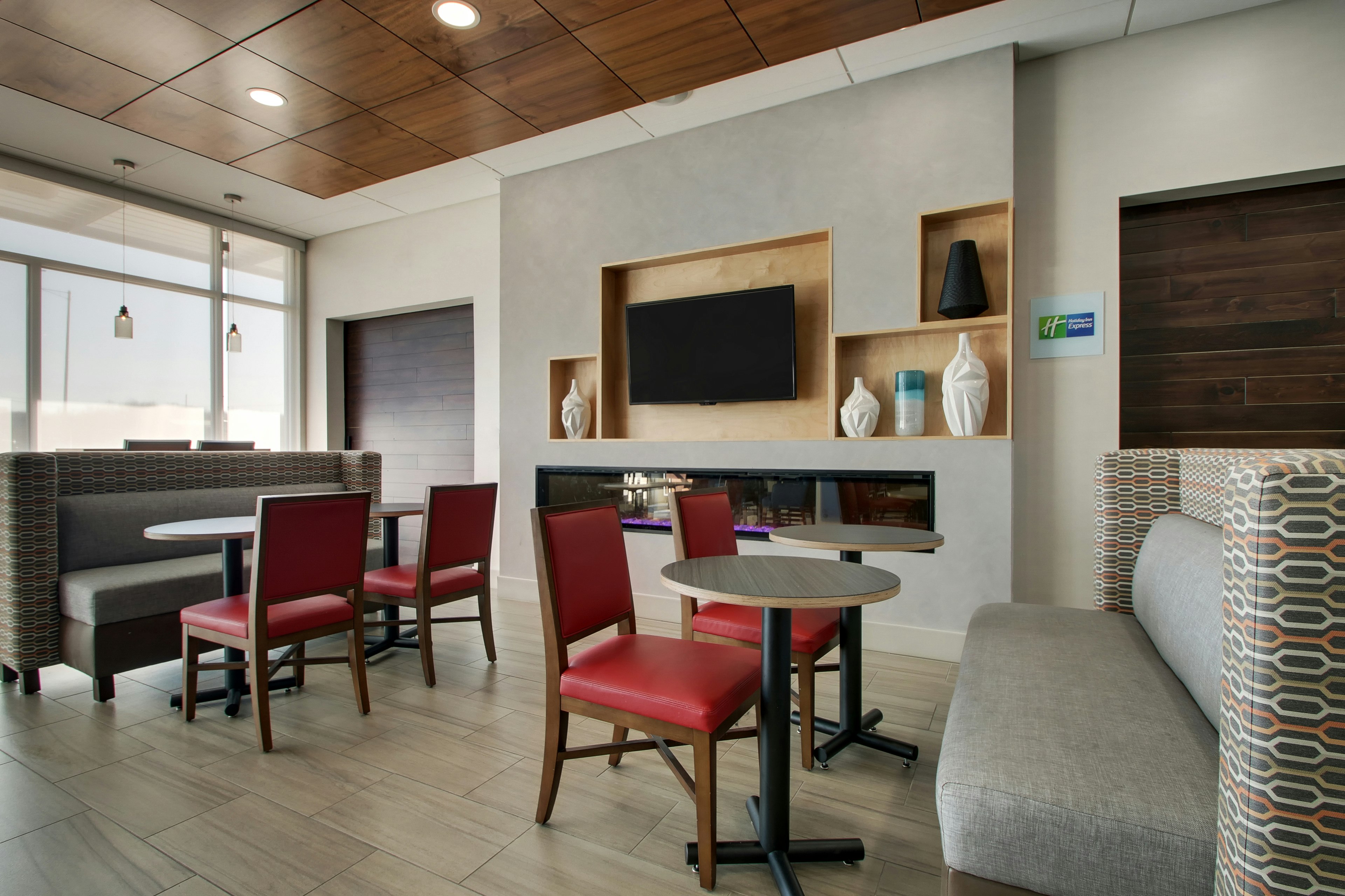 Holiday Inn Express Suites Mount Vernon 53/57