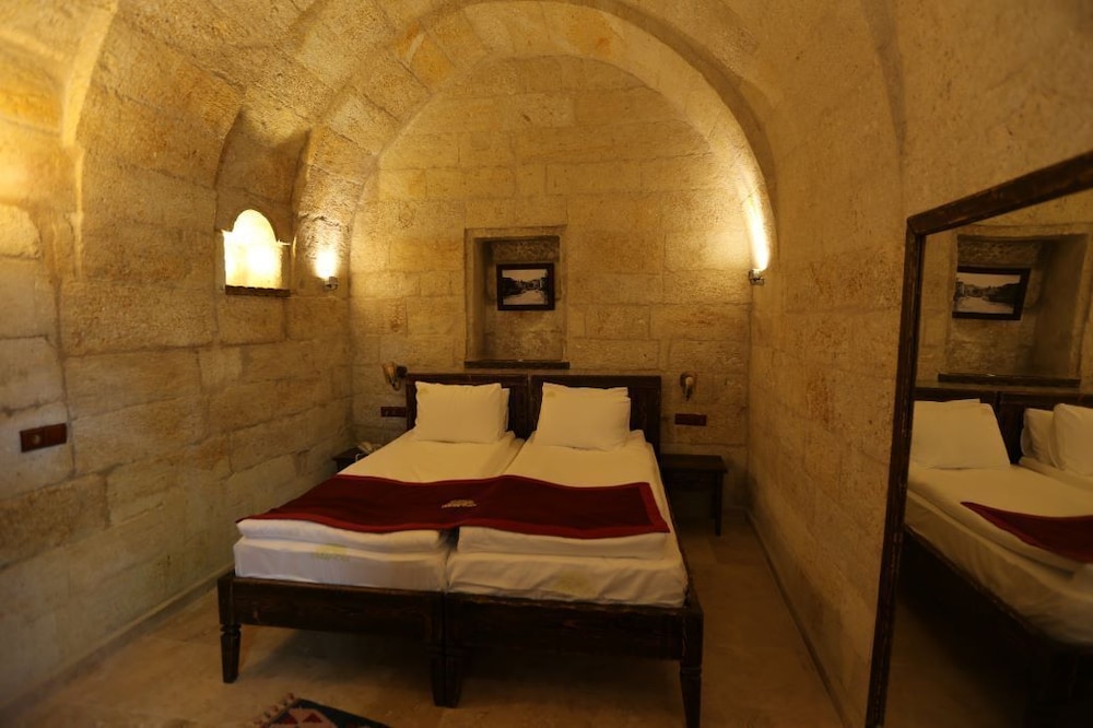 Under Cave Hotel 27/50