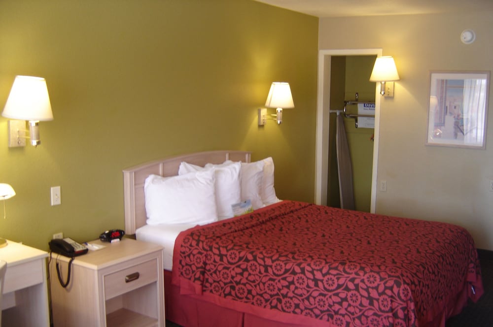 Days Inn By Wyndham Carlsbad Nm 12/65