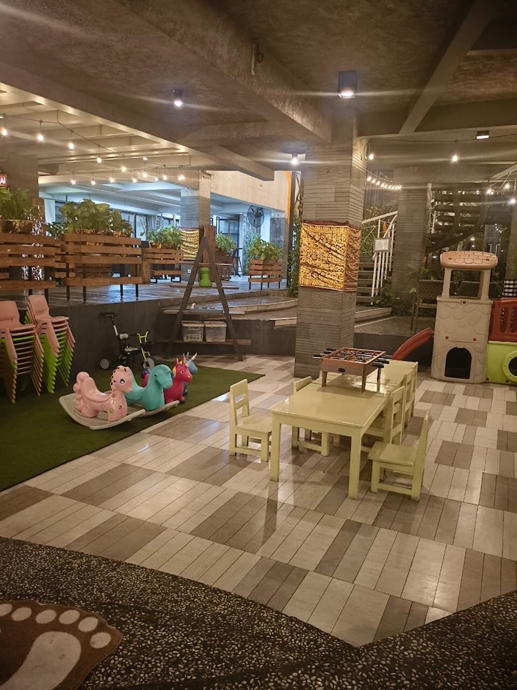 Grande Valore Hotel and Serviced Apartment (ex Oakwood Residence Cikarang) 60/68