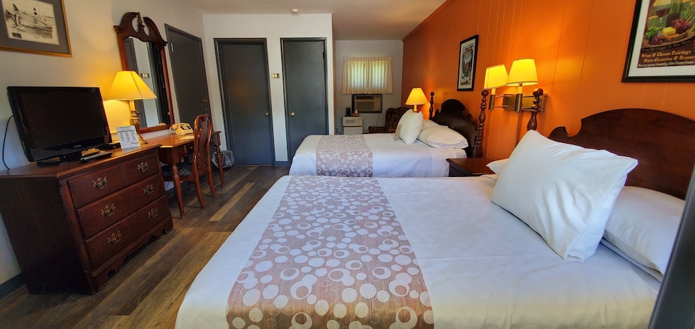 Standard, 2 Double Beds, Glass House Inn 6/10