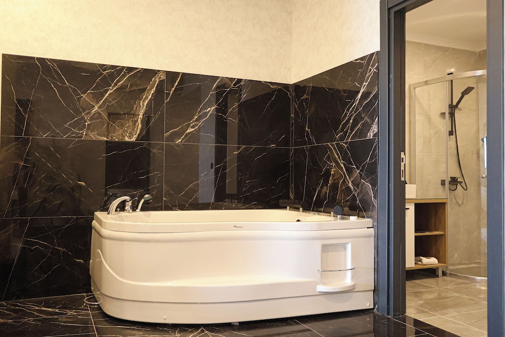 HOME PLUS Hotel & SEYHLI 42/42