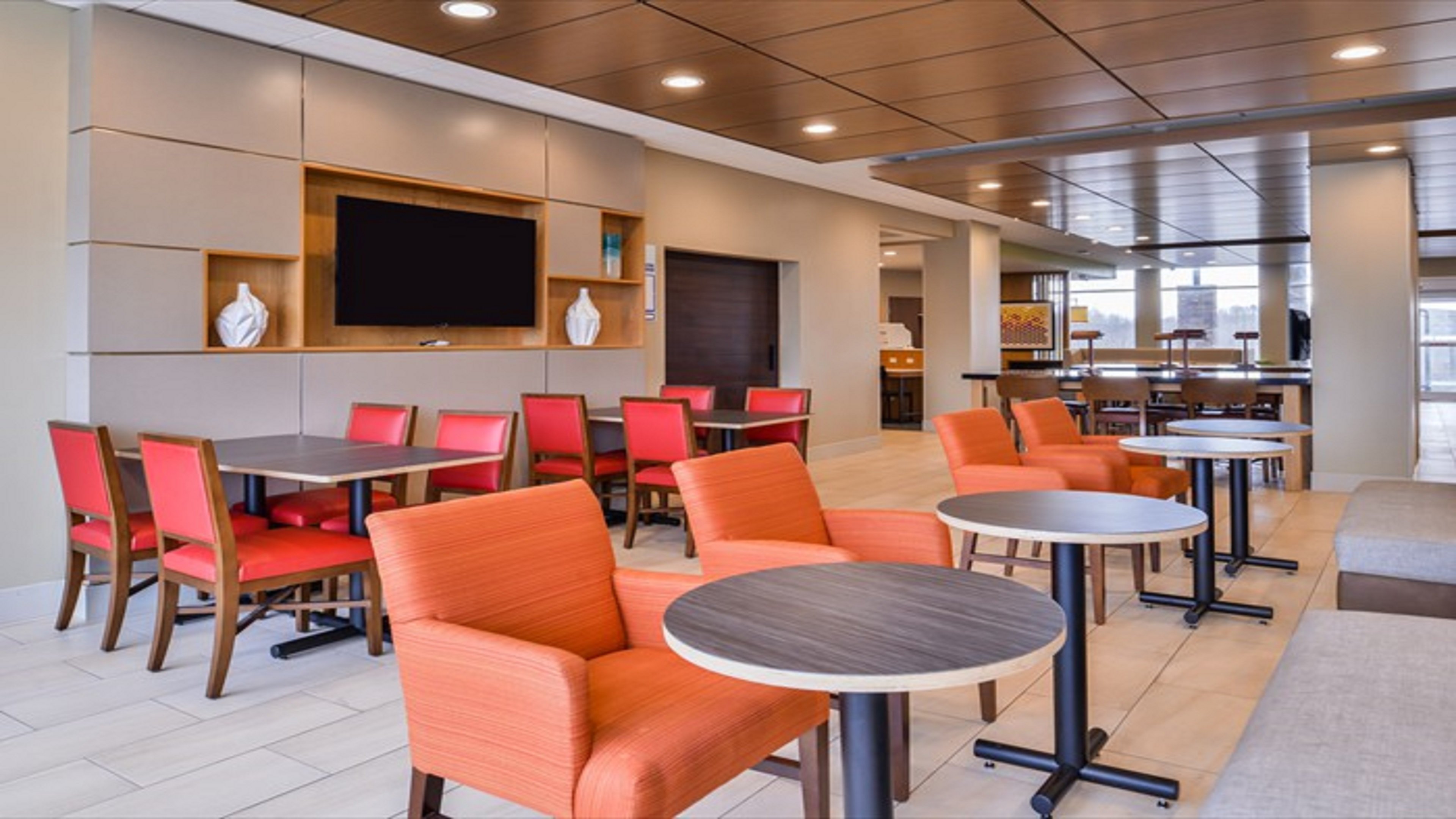 Holiday Inn Express Suites Parkersburg East 52/56