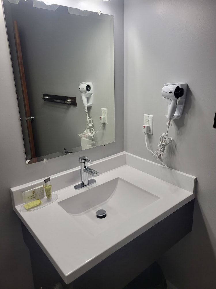 Grenfell Heritage Hotel & Suites 26/30