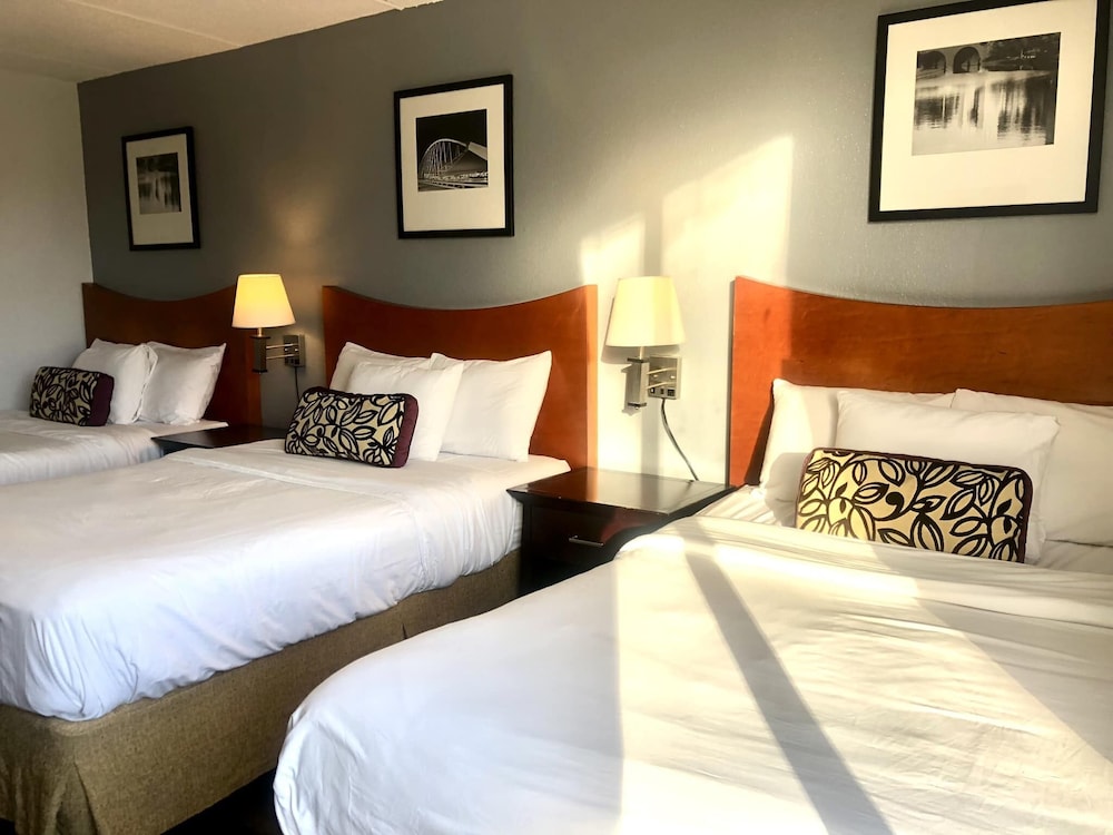 DELUXE, TRIPLE, MULTIPLE BEDS