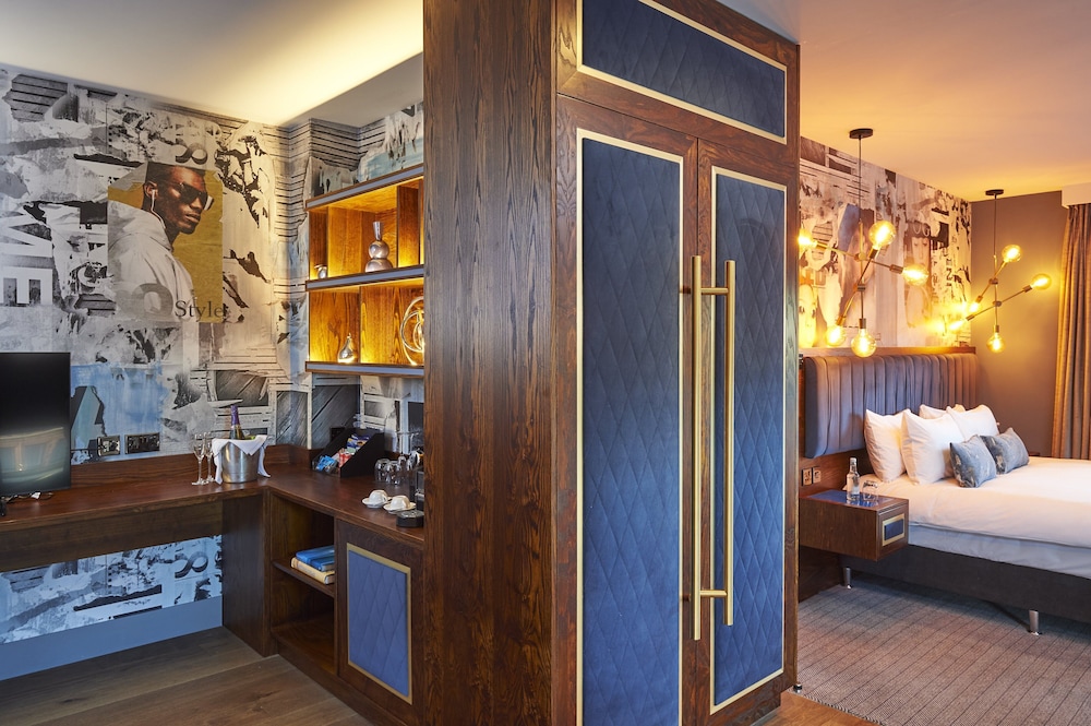SUITE, CORNER