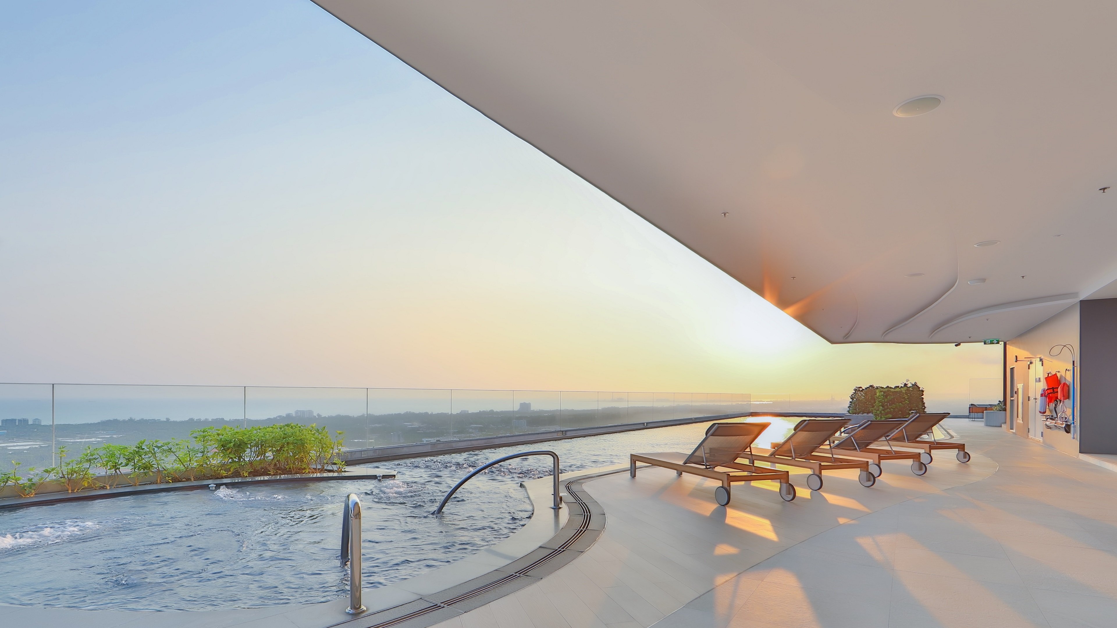 Holiday Inn & Suites Rayong City Centre 40/77