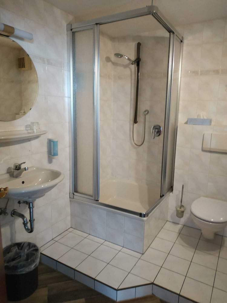 Modern, Family, Double and Twin Beds, No Balcony، Hotel Waldblick 2/3