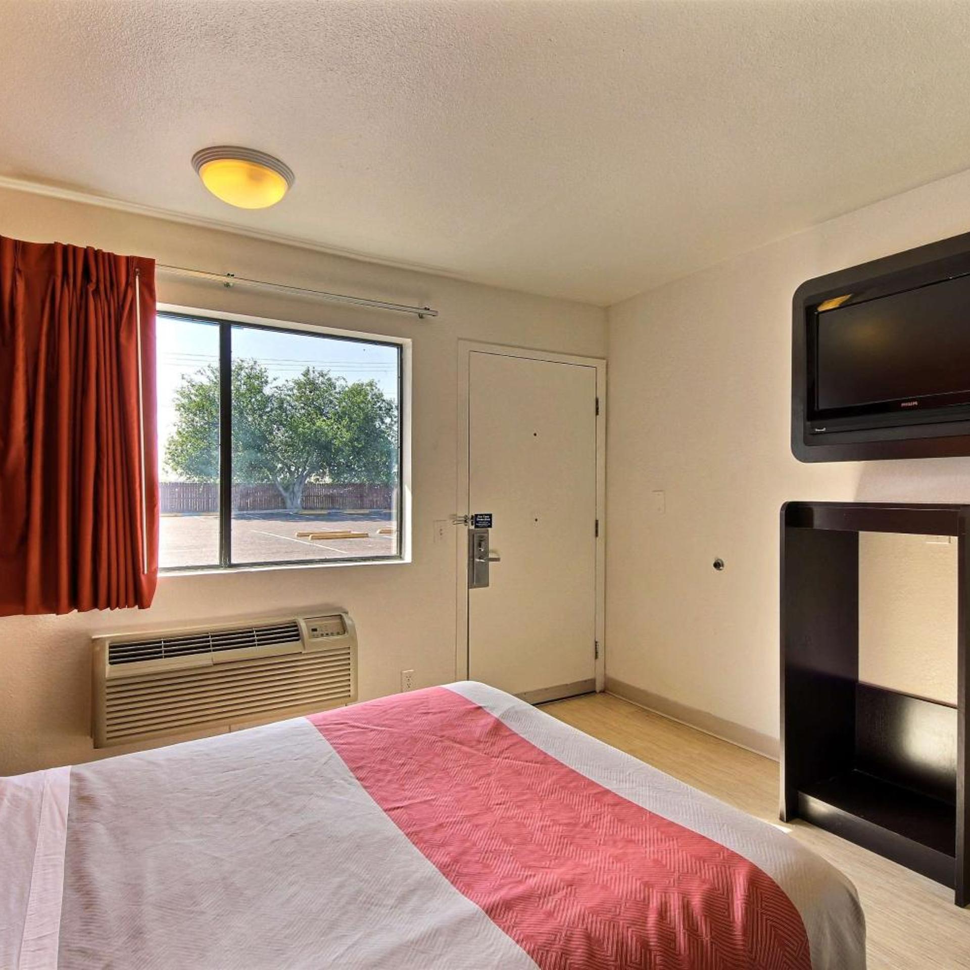 ROOM, QUEEN BED