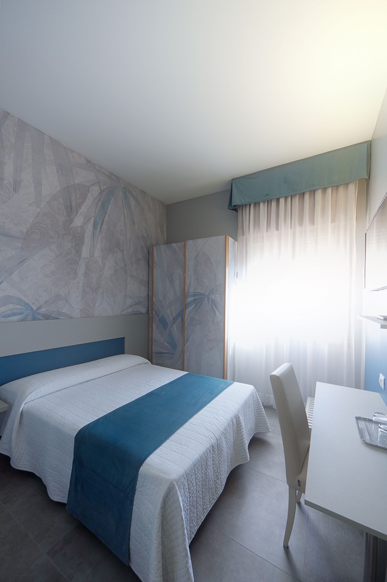 ROOM, SINGLE