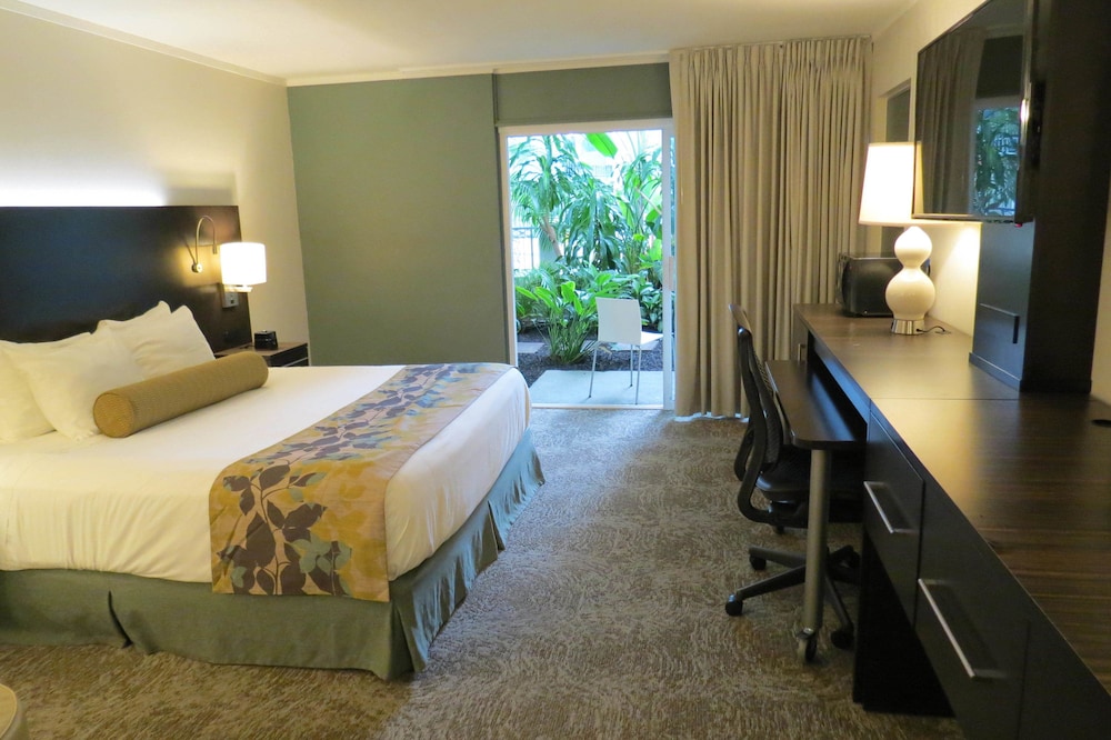 ROOM, KING BED, POOL SIDE