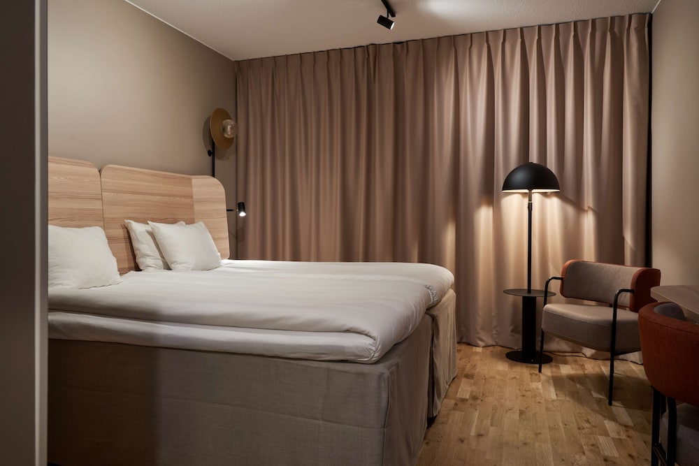 Room, Twin Beds, No Window