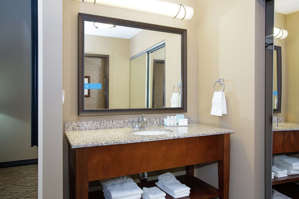 Hampton Inn & Suites I-35/ Mulvane 14/51