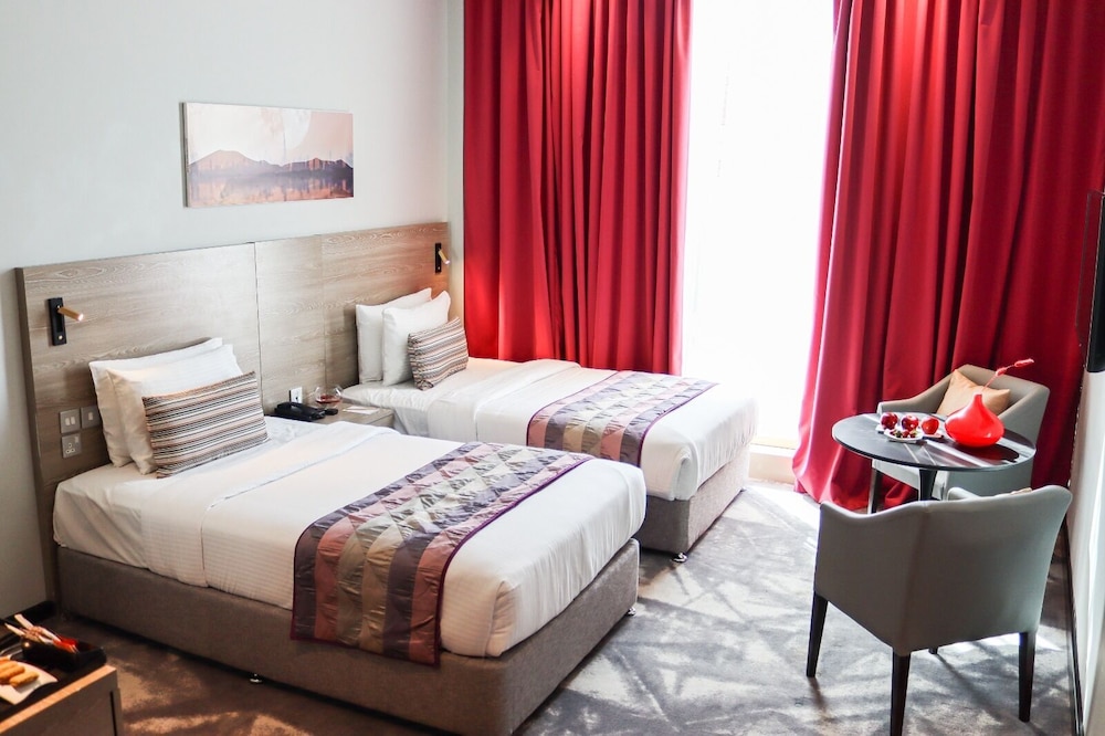 DELUXE, TWIN BEDS