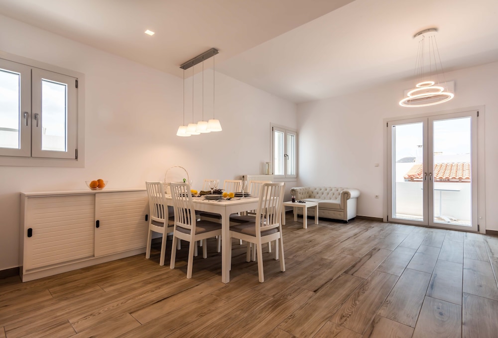 White Rock Milos Suites 36/55